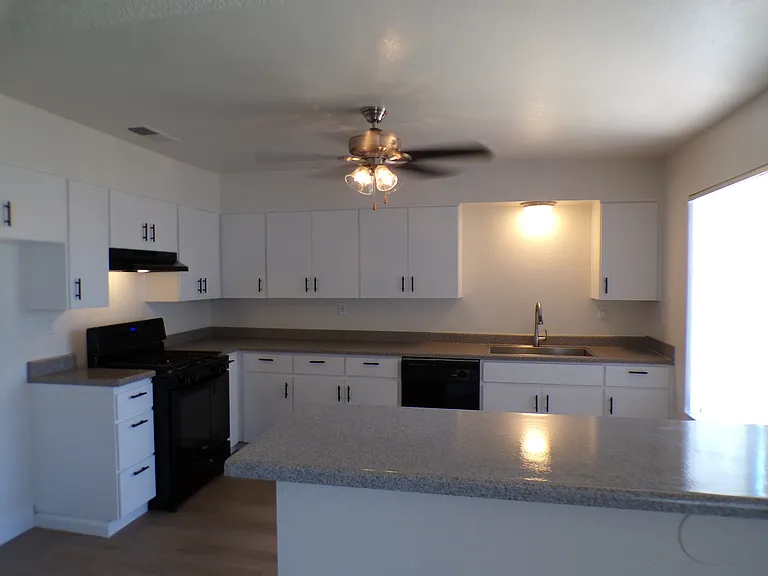 Hesperia Regency Apartments — Photo 33