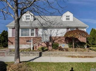 250 Raff Ave, Mineola, NY 11501