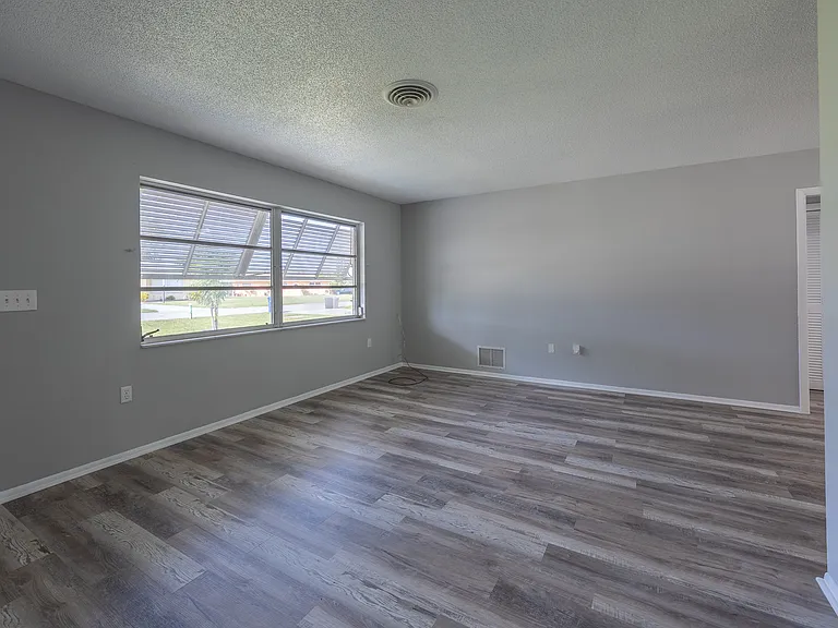 916 Gillespie St — Photo 25