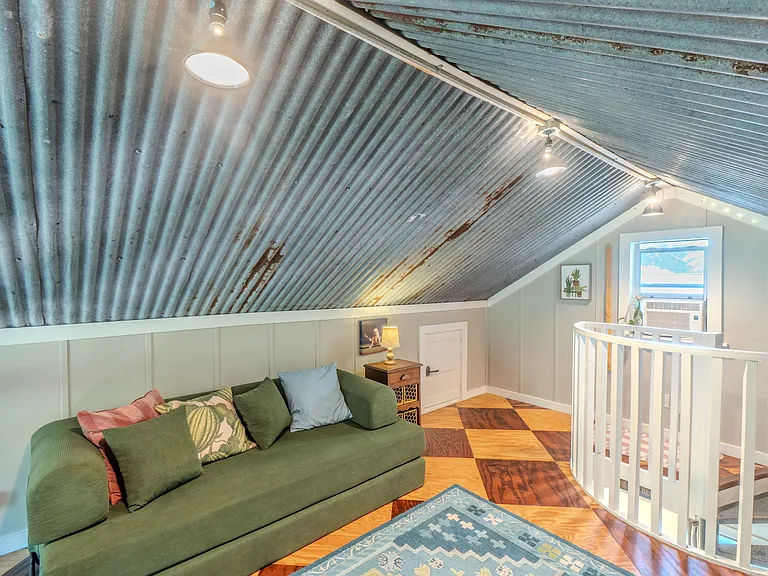 904 Florence St — Photo 2