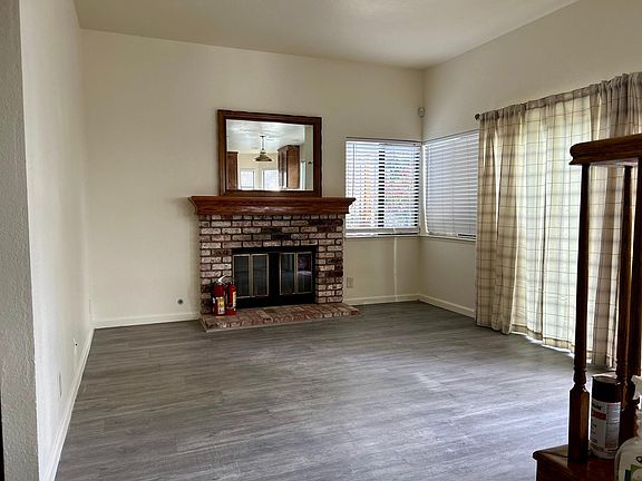Small living room + wood/gas fireplace