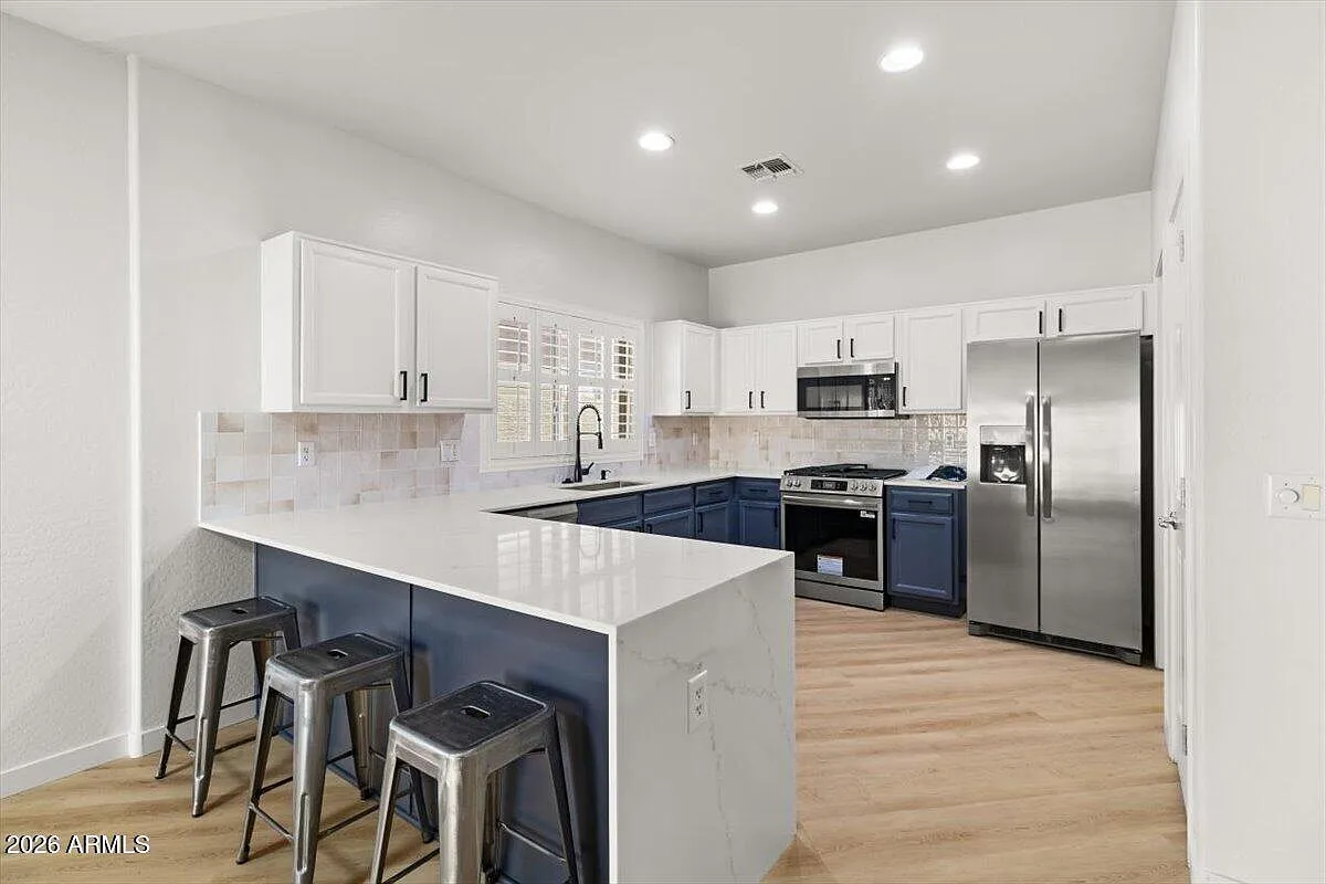 3 bed, 2.0 bath, 1432 sqft, $2,300 — Photo 3