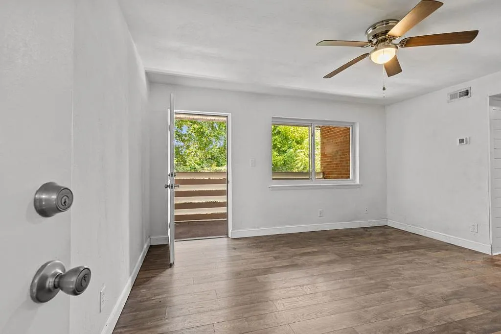 2421 Bolton St — Photo 4