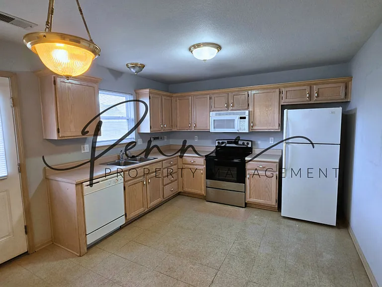 209 NW Woodbury Dr — Photo 3