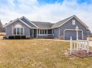 1607 Legend Cir, Waukesha, WI