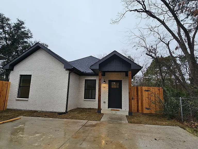 1700 Kendolph Dr — Photo 1