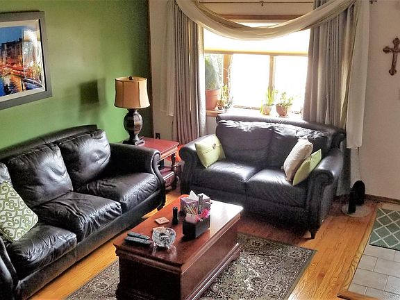 5th image of 136 Dongan Hills Ave