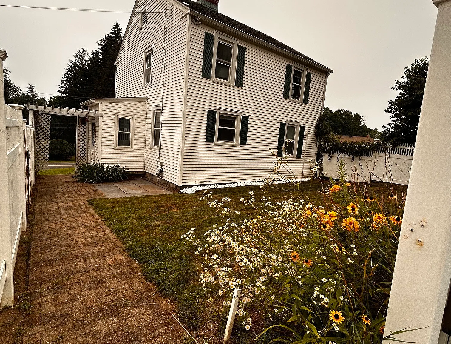 2 bed, 1.0 bath, 1350 sqft, $2,000 — Photo 1