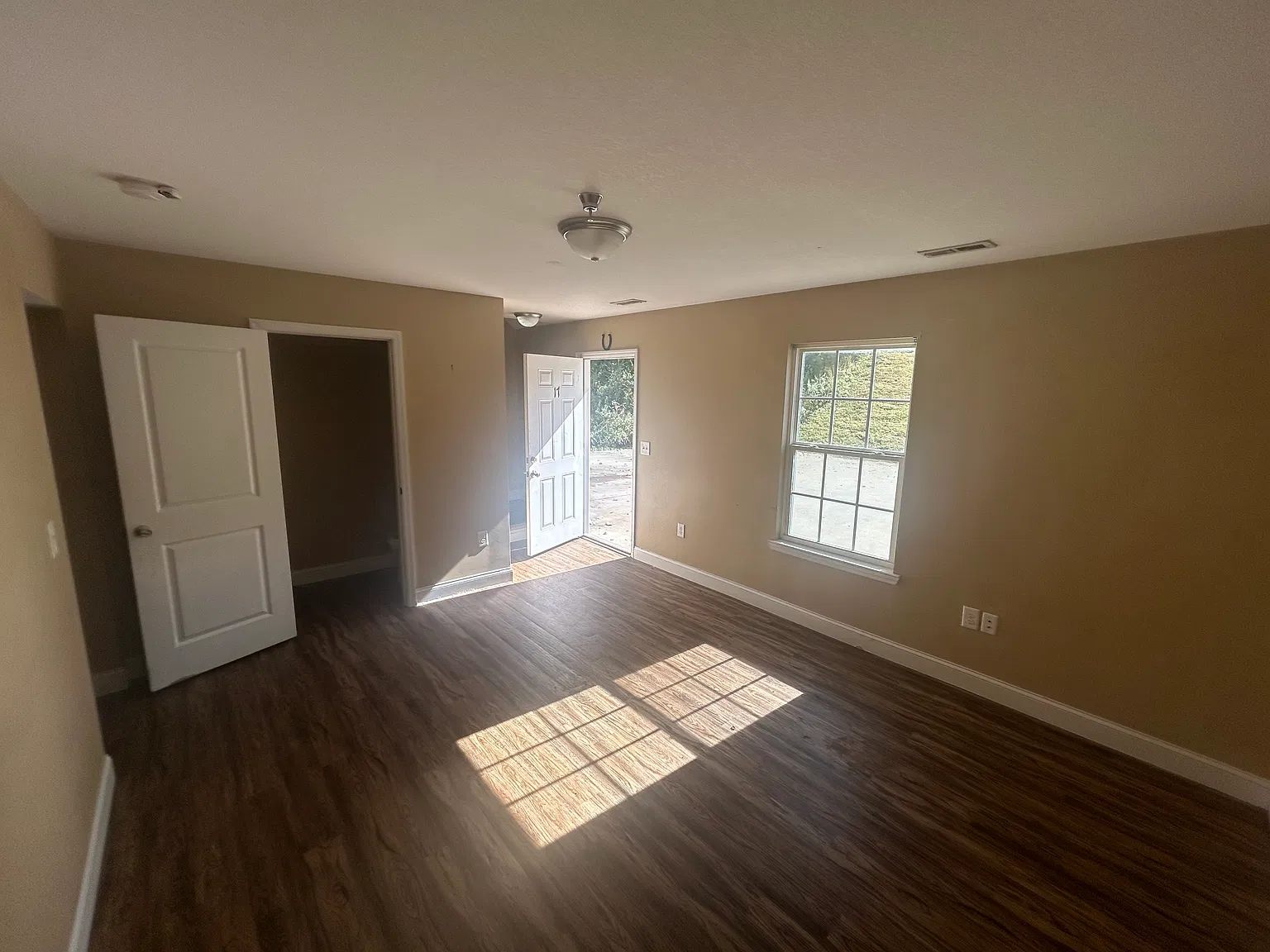 3 bed, 1.5 bath, 1200 sqft, $1,150 — Photo 4