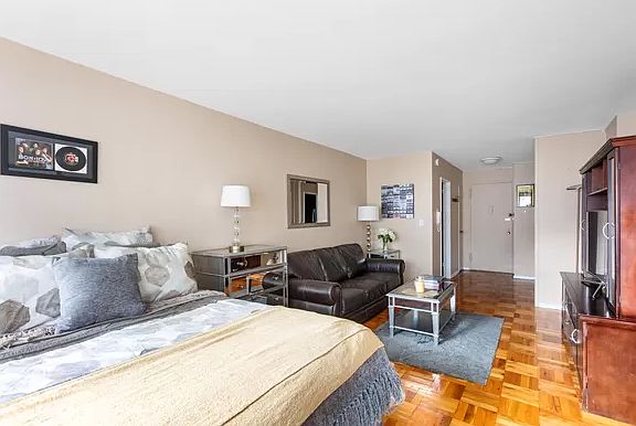 4th image of 165 E 32nd St APT 5D