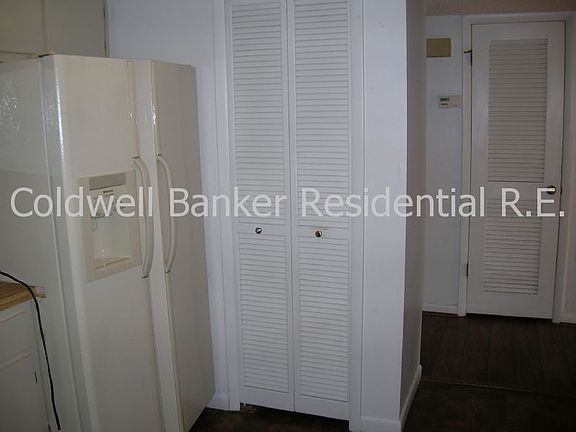 5th image of 878 Town Cir #128