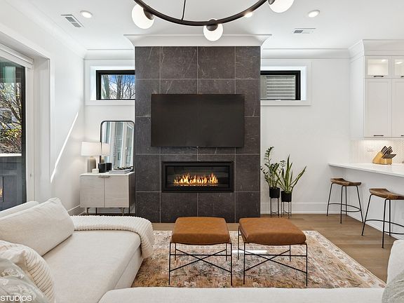 3rd image of 2761 N Kenmore Ave #2