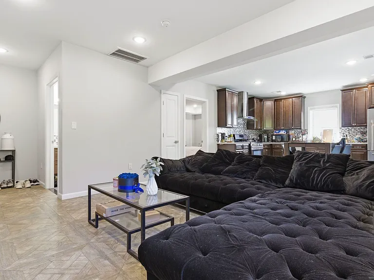 431 Forest St — Photo 6