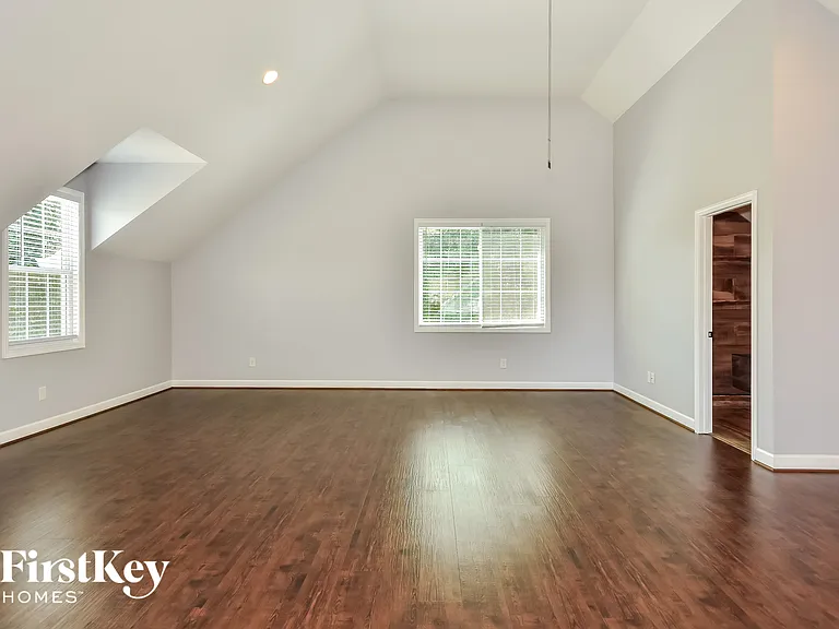 418 Silver Springs Ln — Photo 6