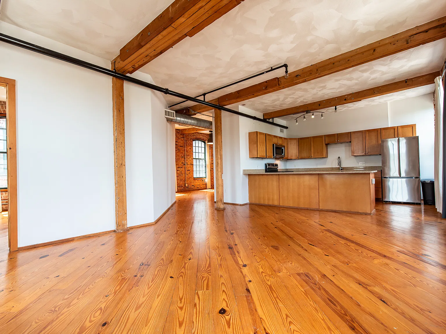 1 bed, 1100 sqft, $2,200 — Photo 3