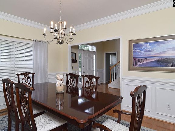 5th image of 18 Groves Wood Ct