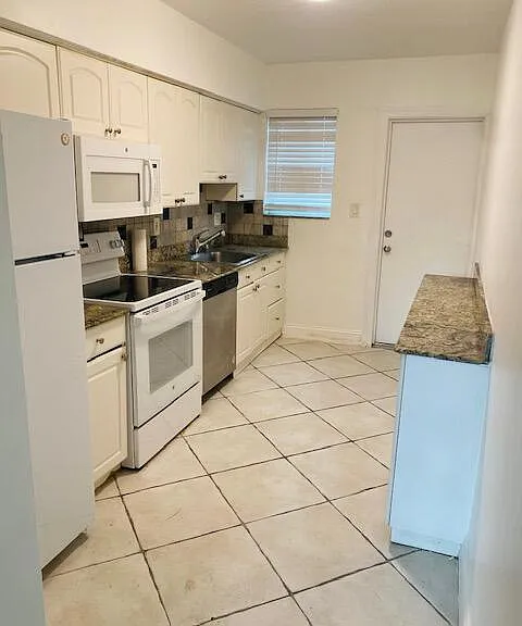 2837 NE 30th St #2 — Photo 12
