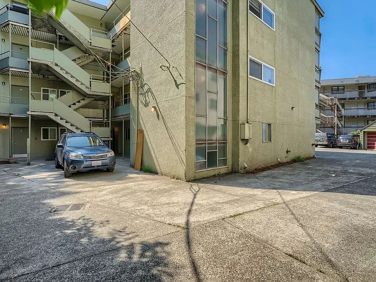 Four Seasons Apartments — Photo 10