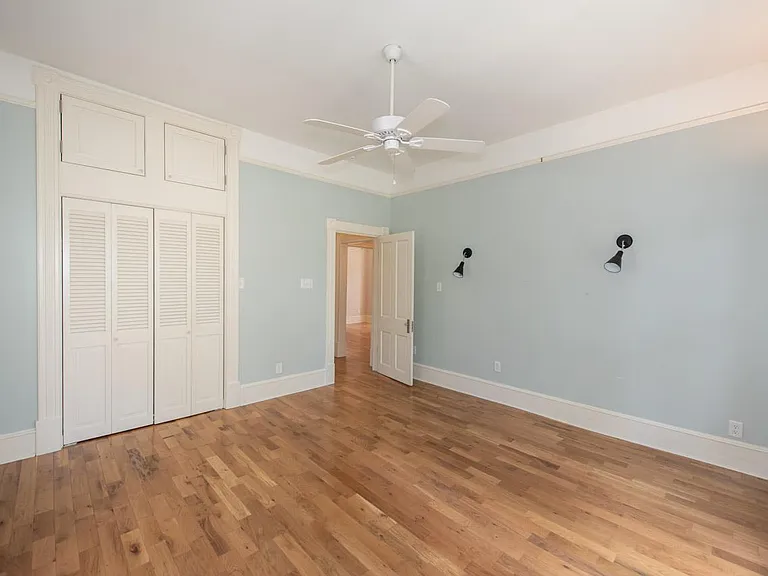 Beautiful solid oak floors throughout - Say no to laminate!