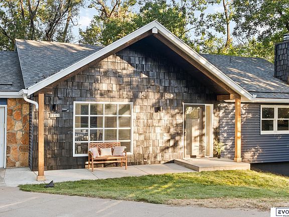 3rd image of 207 Forest Dr