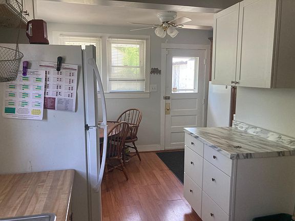 Kitchen with eat-in table/chairs