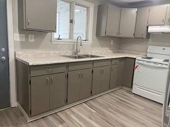 3rd image of 142 N Mechanic St #2