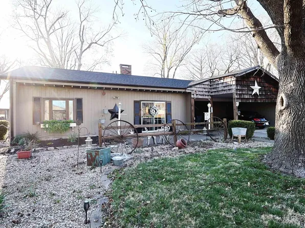 7 Phyllis Dr, Centralia, IL 62801