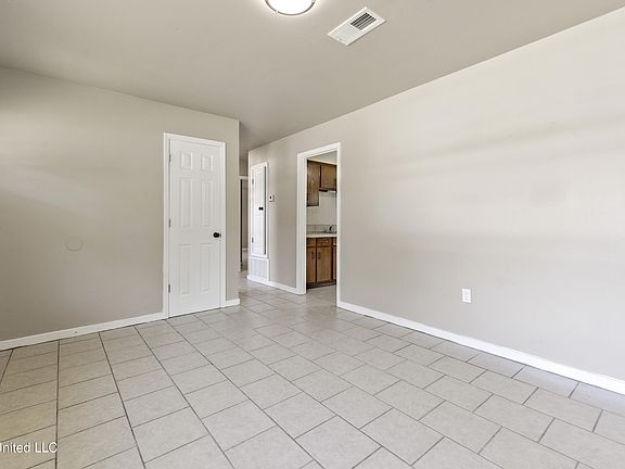 5th image of 110 Olivet Dr
