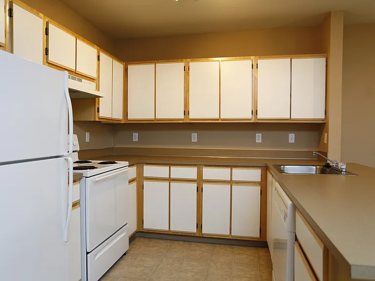 Gateway Village Apartments — Photo 22
