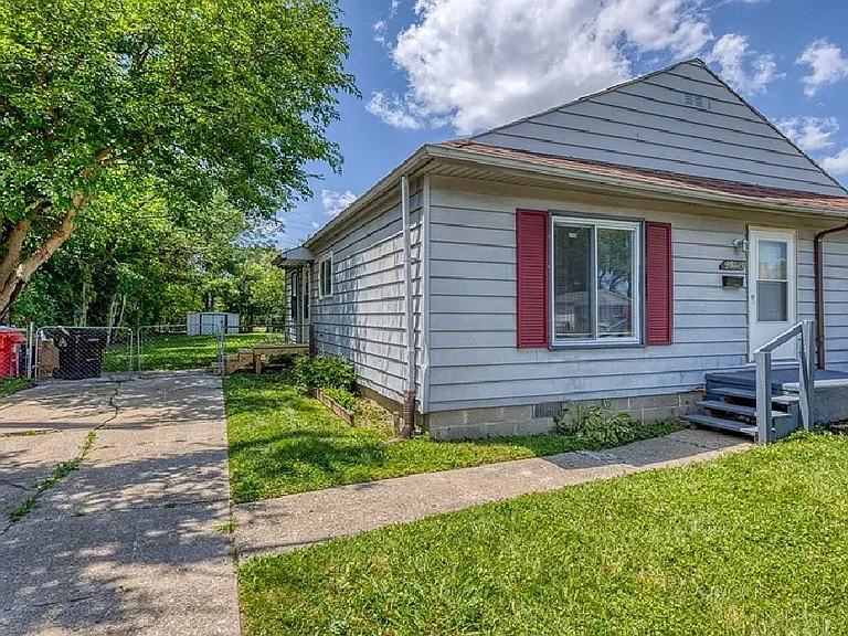 25539 Packard St — Photo 2