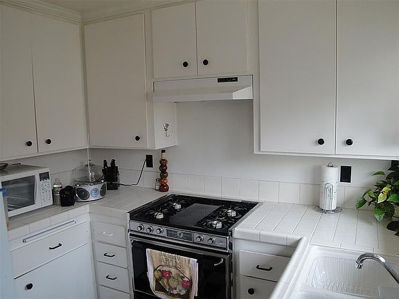 Bright and Clean Kitchen