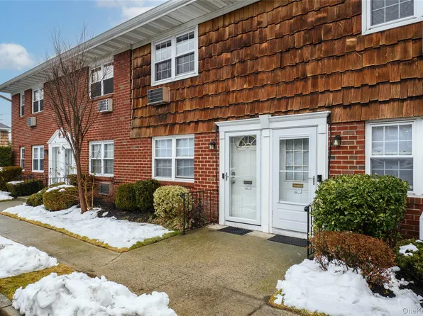 1 Anchorage Ln APT 2B, Oyster Bay, NY 11771