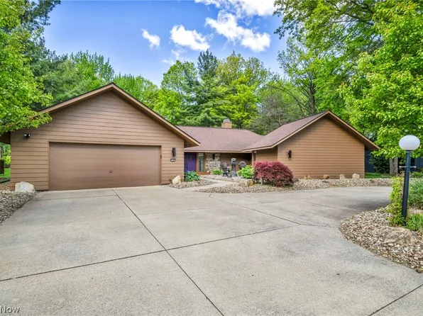 21903 Meadows Edge Ln, Strongsville, OH 44149