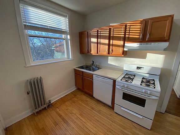 3rd image of 1374 W Greenleaf Ave APT 3S
