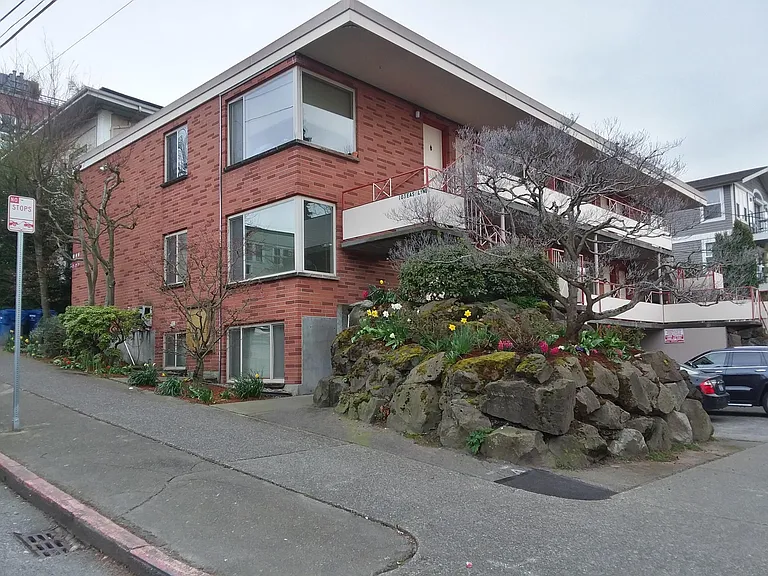 103 E Lynn St #B — Photo 3