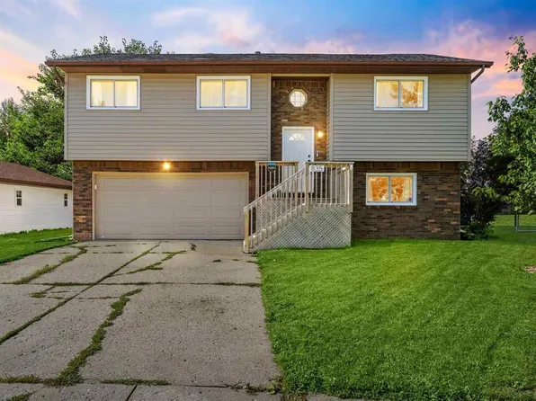835 Prospect Ct, North Liberty, IA 52317