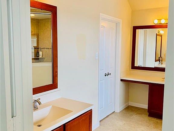 5th image of 417 Crown Oaks Dr