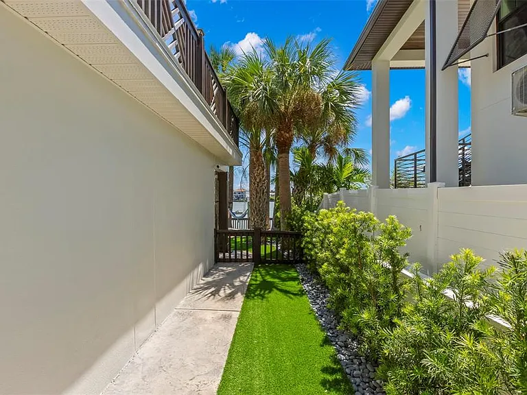 819 Bay Esplanade — Photo 40