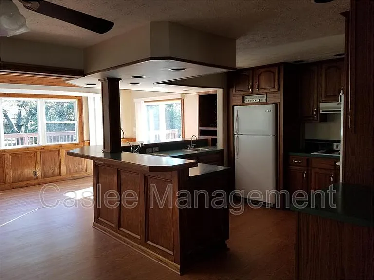 1049 Deleone Dr — Photo 5