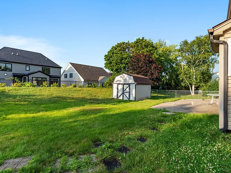 706 N Point Dr — Photo 37