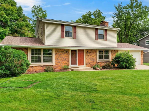 7520 S Chapel Hill DRIVE, Franklin, WI 53132