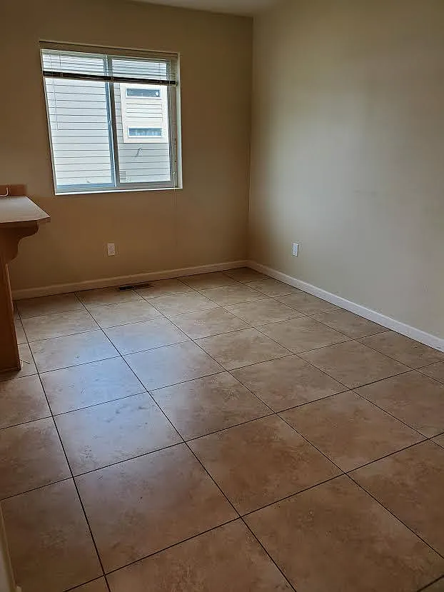 4 bed, 1710 sqft, $2,500 — Photo 3