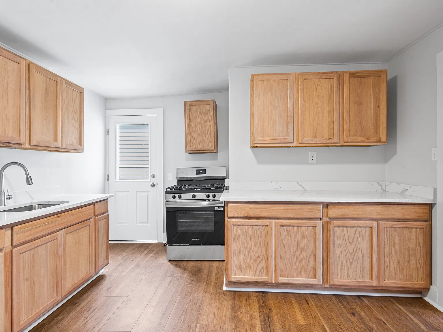 1 bed, 900 sqft, $1,750 — Photo 2