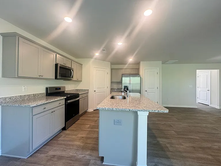 210 Palm Dr — Photo 3