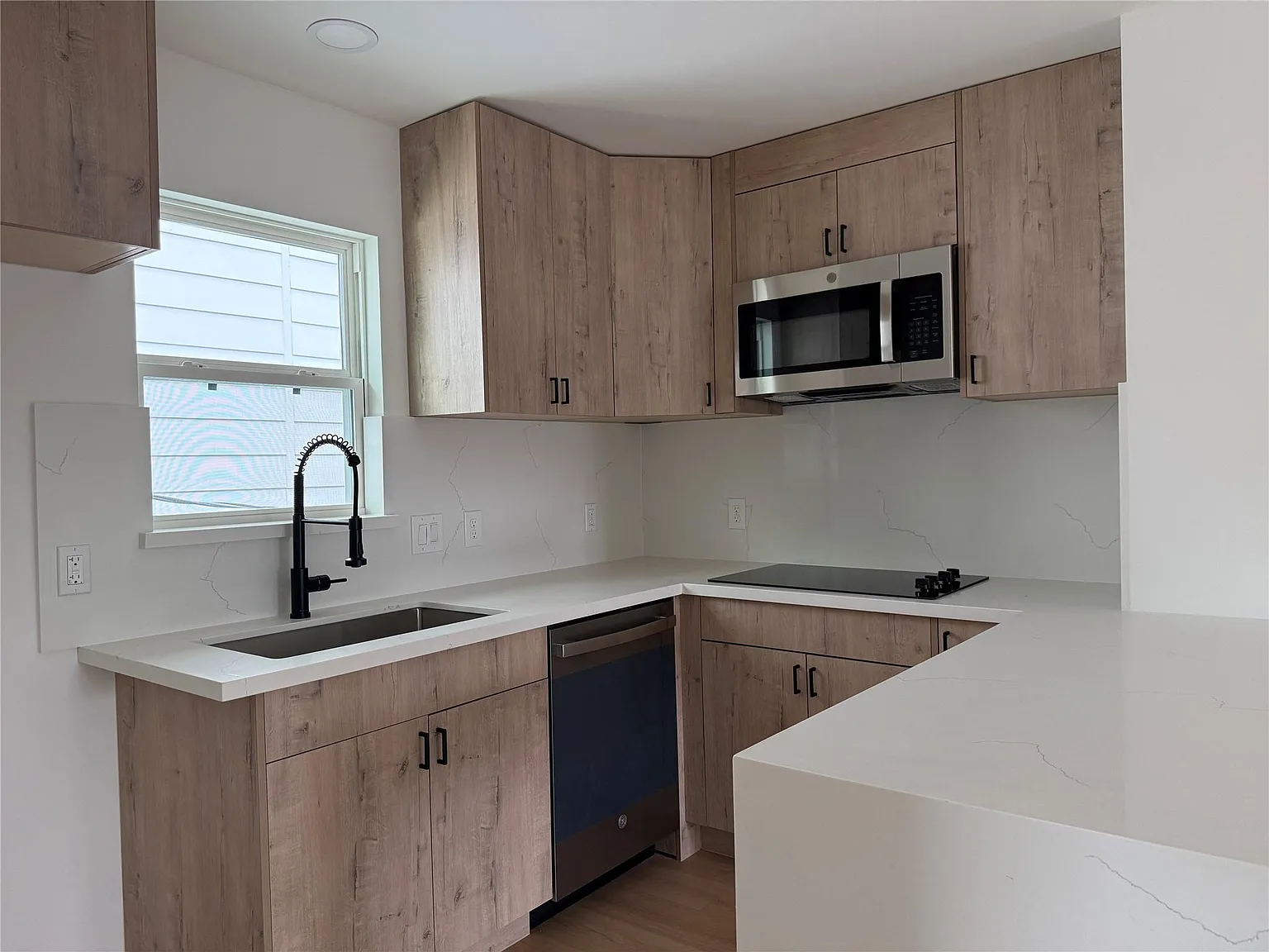 2 bed, 1.0 bath, 2000 sqft, $1,395 — Photo 4