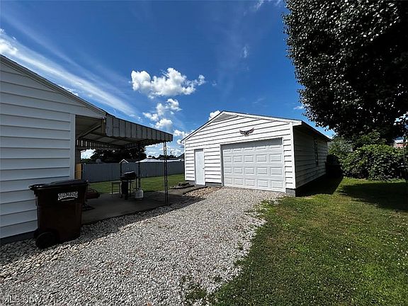 2nd image of 811 Leonard Ave