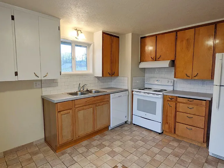 110 1/2 E Hillcrest Dr — Photo 5