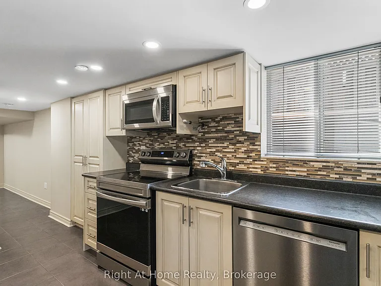 1042 Saint Clarens Ave #BASEMENT — Photo 8