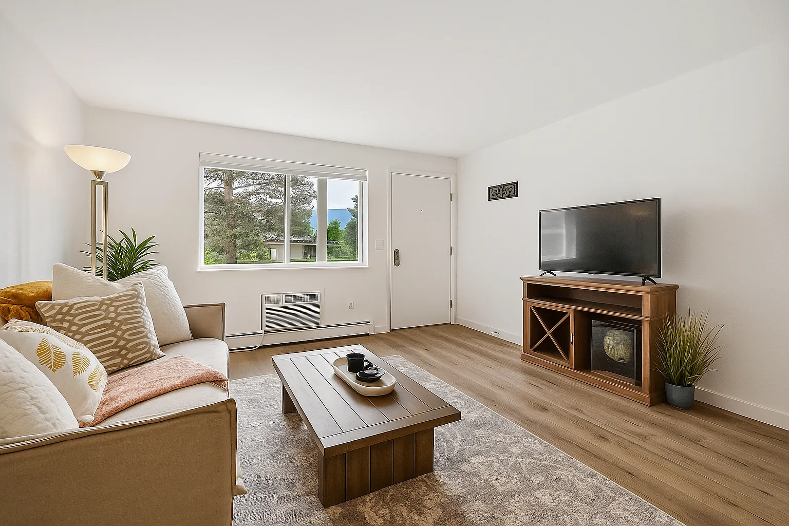 645 Manhattan Pl — Photo 4