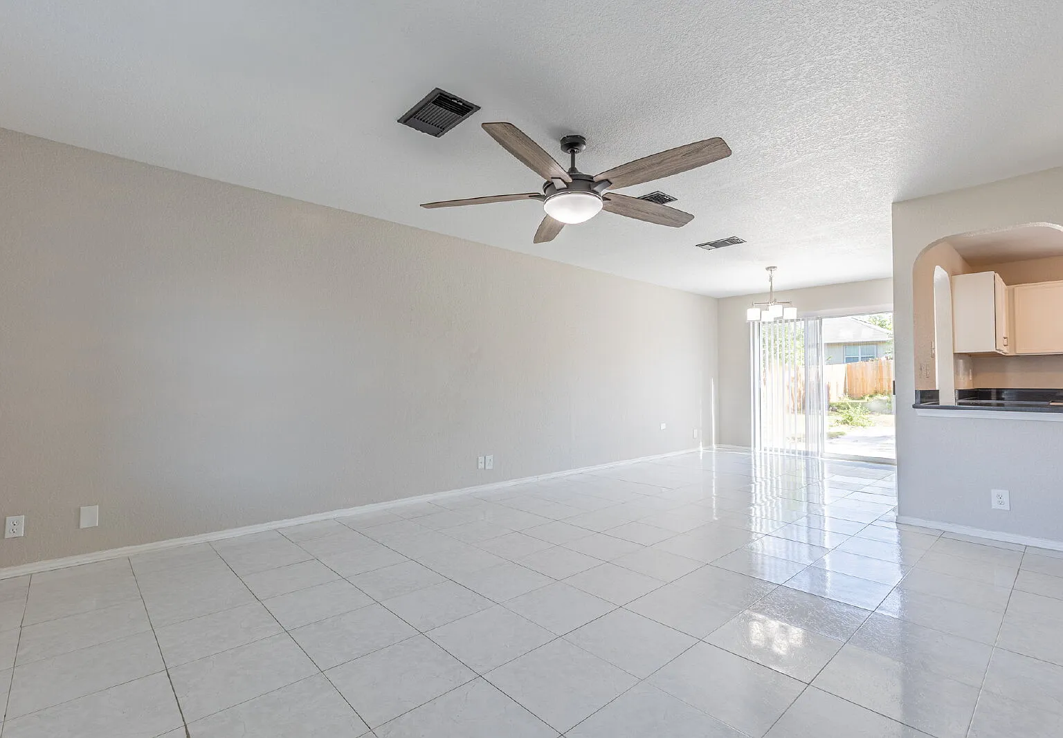 3 bed, 2.5 bath, 1582 sqft, $1,800 — Photo 4